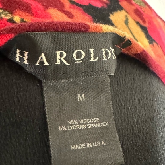 Harold’s 3/4 sleeve fitting top Festive Floral Delight: Vibrant Holiday Blooms - Picture 7 of 7